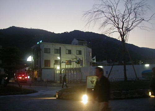 ●嵐山駅前の変化、その144(広場、ホテル)_d0053294_23562729.jpg