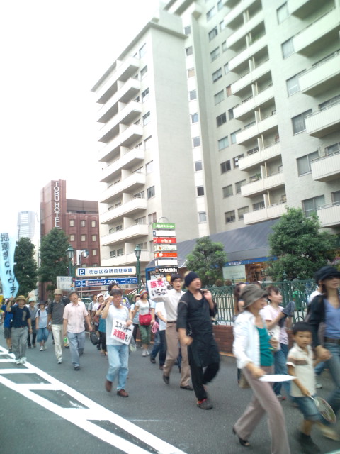 千駄ヶ谷から表参道、渋谷へ、老若男女、意識と行動力ある一般市民60,000人による脱原発・告発デモパレードなう!!_b0032617_1656191.jpg