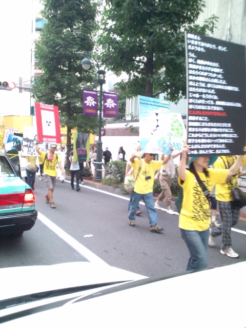 千駄ヶ谷から表参道、渋谷へ、老若男女、意識と行動力ある一般市民60,000人による脱原発・告発デモパレードなう!!_b0032617_16561992.jpg