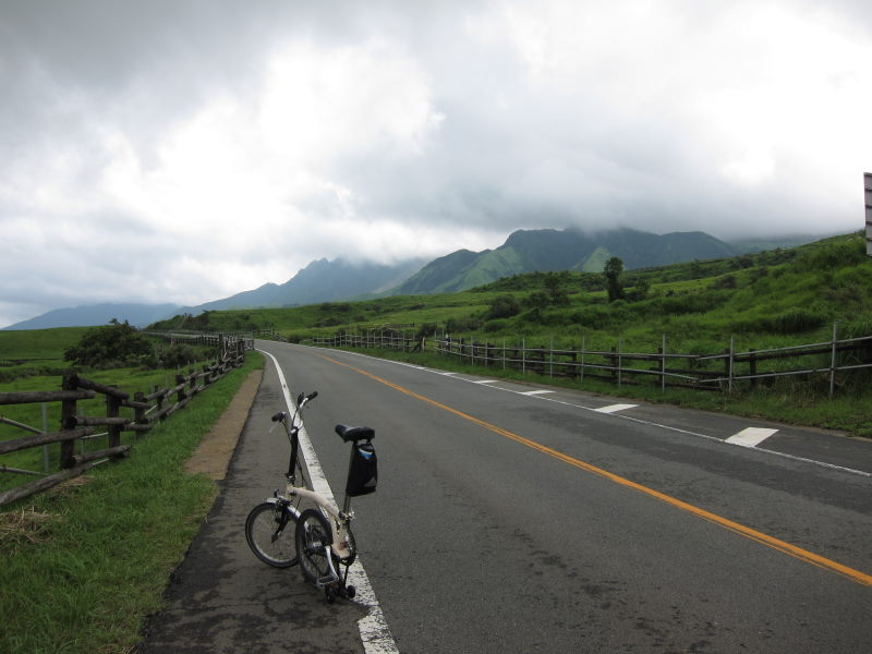 壮観な景色と自然に魅了された阿蘇(1日目）:雲を突っ切って阿蘇山へ－ブロンプトンと行く九州12日間⑨_e0138081_17443582.jpg
