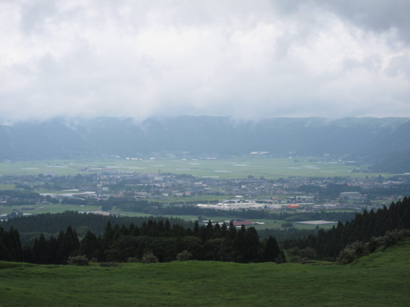 壮観な景色と自然に魅了された阿蘇(1日目）:雲を突っ切って阿蘇山へ－ブロンプトンと行く九州12日間⑨_e0138081_17473064.jpg