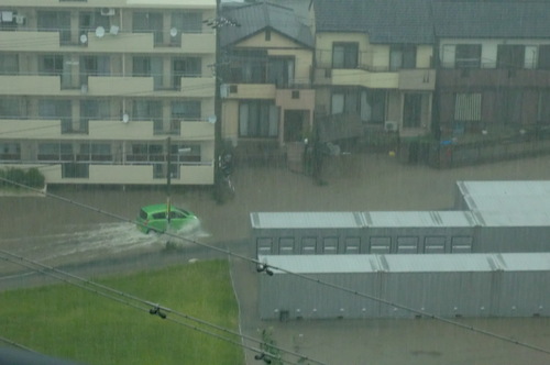 大雨、そして台風接近中_e0207504_2345171.jpg