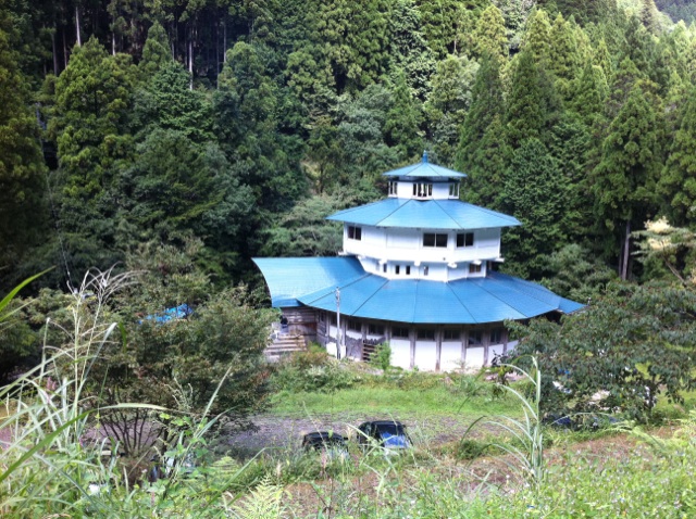 信仰里高賀の「瞑想の館」_a0026530_1561174.jpg