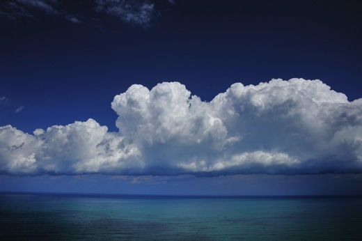浜坂から香住へと走りながら海へ目をやると雲がいい感じで湧いて来ました..._b0194185_22543330.jpg