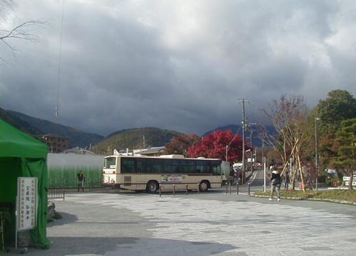 ●嵐山駅前の変化、その146(広場、ホテル)_d0053294_0454118.jpg