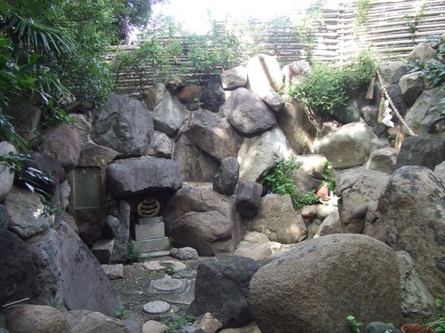 The waterfall, Misogi no Taki in Sumiyoshi Grand Shrine_e0046748_23425934.jpg