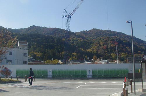 ●嵐山駅前の変化、その147(ホテル、駅舎から広場)_d0053294_1225739.jpg