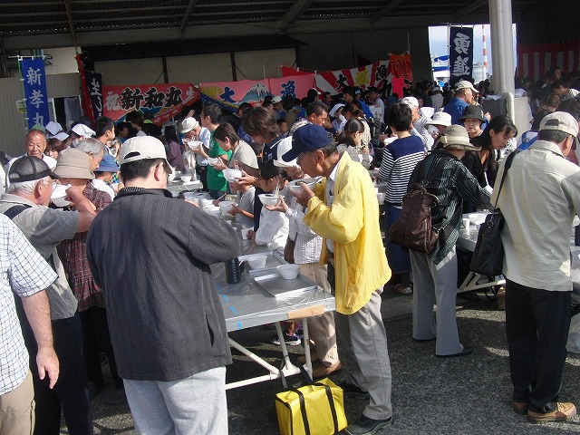 このプルプルの食感がたまらない! 田子の浦漁協「しらす祭り」_f0141310_725295.jpg