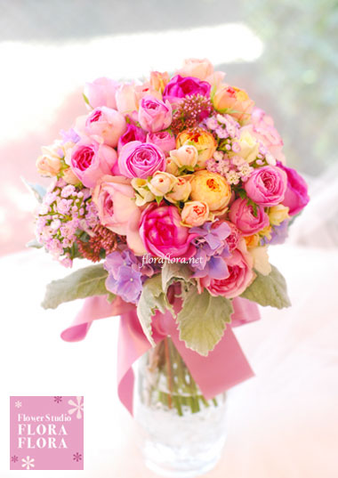 グランドハイアット東京様お届け オールドローズと秋の花のカラフル ナチュラルステム クラッチ ブーケ Floraflora Precious Flowers ウェディングブーケ会場装花 フラワースクール グランドハイアット東京様お届け オールドローズと秋の花のカラフル ナチュラルステム クラッチ ブーケ Floraflora Precious Flowers ウェディングブーケ会場装花 フラワースクール