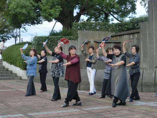 活動の模様の写真です。_e0119092_1256193.jpg