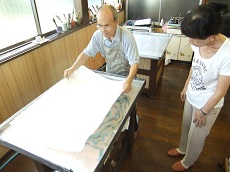 農泊のお客さんが墨流し体験へ_e0061225_10223683.jpg