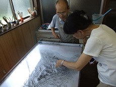 農泊のお客さんが墨流し体験へ_e0061225_10263915.jpg