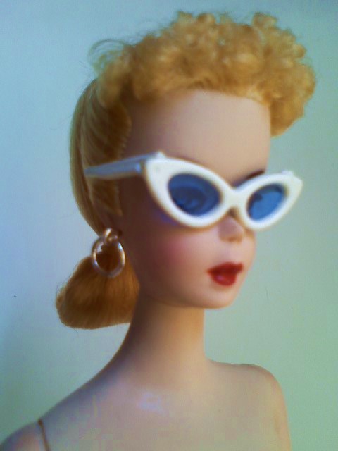 シャネルを纏うバービー達 CHANEL BARBIE : ぁぁ薔薇は赤い菫