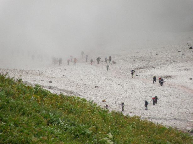 ＃１　快晴・夏のような白馬岳大雪渓、午後は一転吹雪の杓子岳　2011/09/22（木）-23（金）　単独_c0134193_20525726.jpg