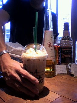 スタバにて。_e0035344_22222630.jpg