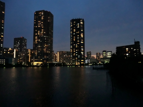 東京 夜 高層ビル 絵を描きながら