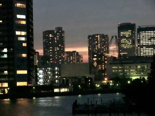 東京 夜 高層ビル 絵を描きながら