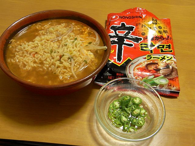 辛ラーメン に青唐辛子 ぶん屋の抽斗 辛ラーメン に青唐辛子 ぶん屋の抽斗