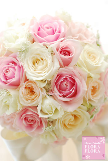 ウェスティンホテル東京様お届け ピンクとホワイト バラいっぱいのリボンブーケ Floraflora Precious Flowers ウェディングブーケ会場装花 フラワースクール