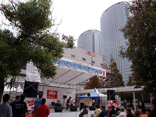 珍しい?南澤大介先生の野外ライブ!_c0137404_0341885.jpg