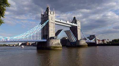 ロンドン橋とよく間違えられるタワーブリッヂ。胯割きならず!_b0032617_14162573.jpg
