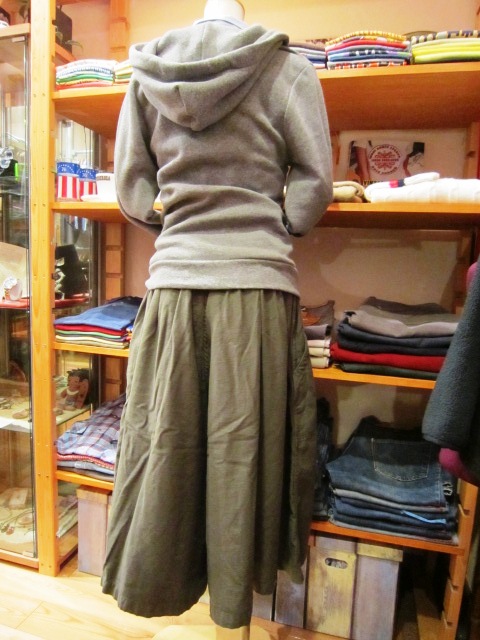 Americana 待望の\"バックサテンキュロットスカート\"入荷!_f0191324_9455396.jpg