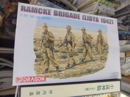 Dragon 6142 [1942年リビア、ラムケ旅団の兵士]_c0000507_1014491.jpg