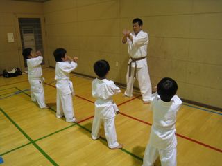 西町教室 元気に組手!_c0118332_22372472.jpg