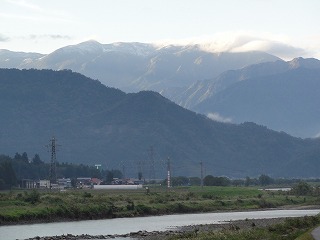 巻機山に初雪_a0084753_8364761.jpg