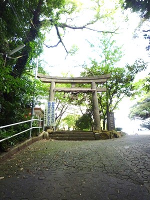 豊功神社・龍宮界に開かれた神域から満珠干珠の島が見える_c0222861_2091090.jpg