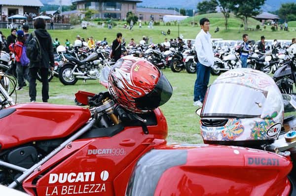 思い思いのイカシタヘルメット達も。_b0196590_17534552.jpg