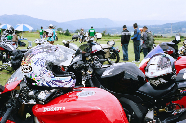 思い思いのイカシタヘルメット達も。_b0196590_17543086.jpg