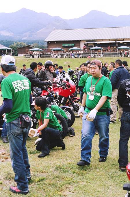 思い思いのイカシタヘルメット達も。_b0196590_17582254.jpg
