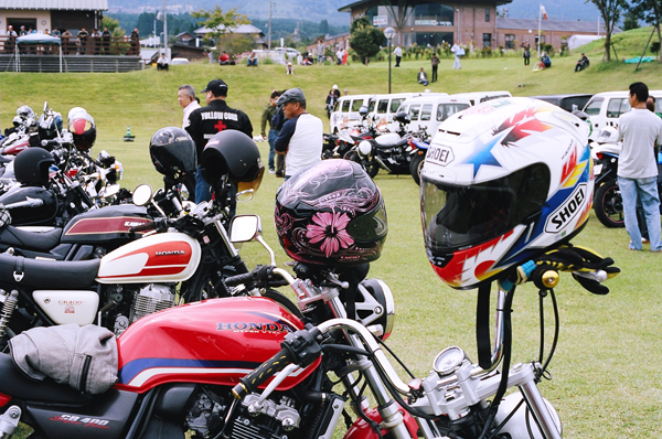 思い思いのイカシタヘルメット達も。_b0196590_17593275.jpg