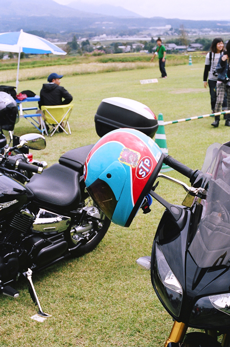 思い思いのイカシタヘルメット達も。_b0196590_1812324.jpg