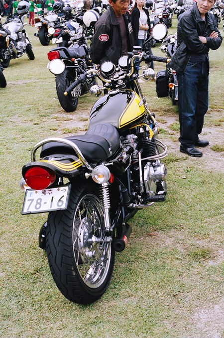 思い思いのイカシタヘルメット達も。_b0196590_1841981.jpg