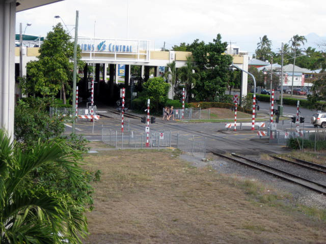 鉄道とプールが見える景色の良い宿_f0234427_221483.jpg