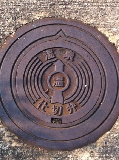 /// 湯村温泉には温泉水管マンホールがあります ///_f0112434_19502784.jpg