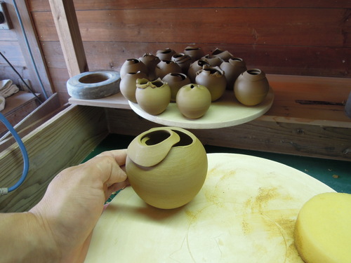 小花器の削り作業。_d0195183_2124336.jpg