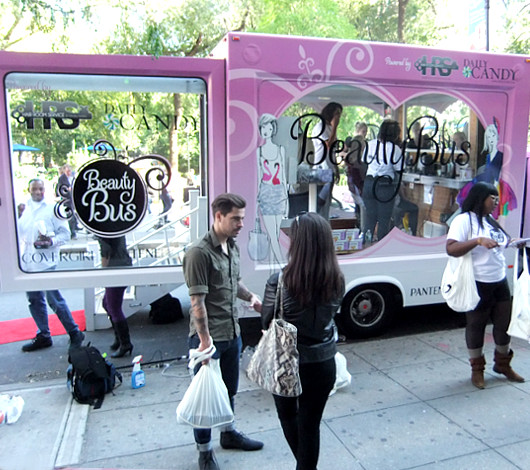 ニューヨークに登場した移動式ヘア・サロン Hair Room ServiceのBeauty Bus_b0007805_213114.jpg
