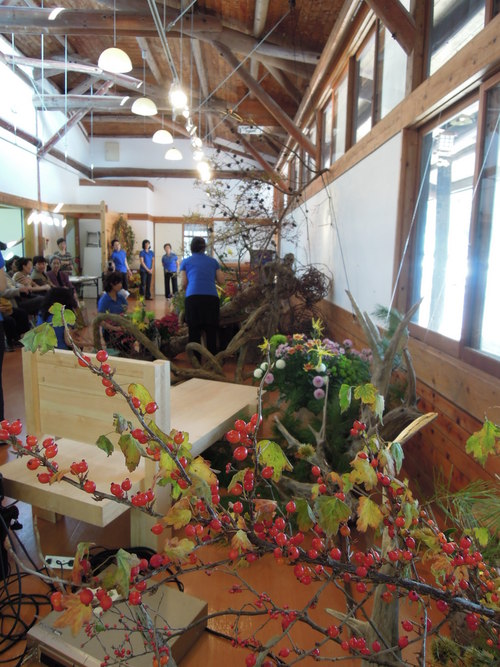 いけばな那能津会さんの華展へ。_d0195183_23554534.jpg