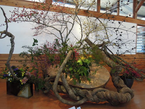 いけばな那能津会さんの華展へ。_d0195183_06321.jpg