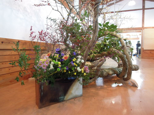 いけばな那能津会さんの華展へ。_d0195183_80179.jpg