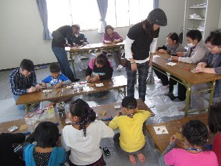 【被災地支援PJ相馬市仮設住宅へ】ecoキーホルダーワークショップ& Emickギター弾き語りライブ1日目報告!_b0076951_6492988.jpg