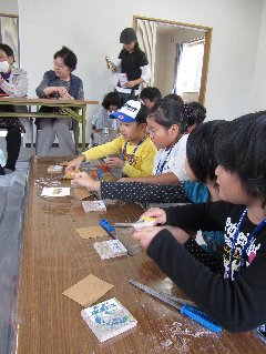 【被災地支援PJ相馬市仮設住宅へ】ecoキーホルダーワークショップ& Emickギター弾き語りライブ1日目報告!_b0076951_6494319.jpg