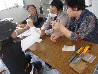 【被災地支援PJ相馬市仮設住宅へ】ecoキーホルダーワークショップ& Emickギター弾き語りライブ1日目報告!_b0076951_6495426.jpg