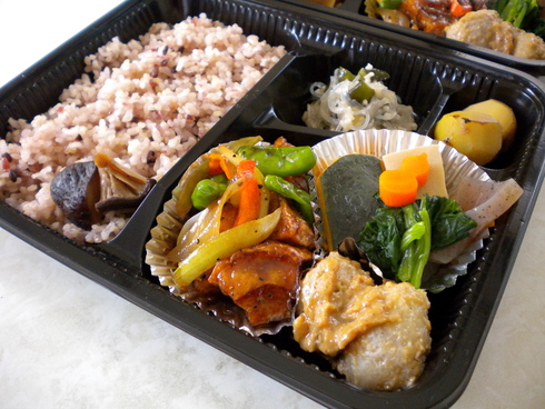 10月のお弁当。明日は満月です。_c0038170_2248540.jpg