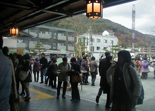 ●嵐山駅前の変化、その150(駅舎から広場)_d0053294_011528.jpg