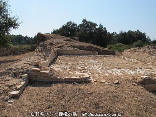 ローマ時代の城塞の南門 ニコポリス_c0010496_1874149.jpg