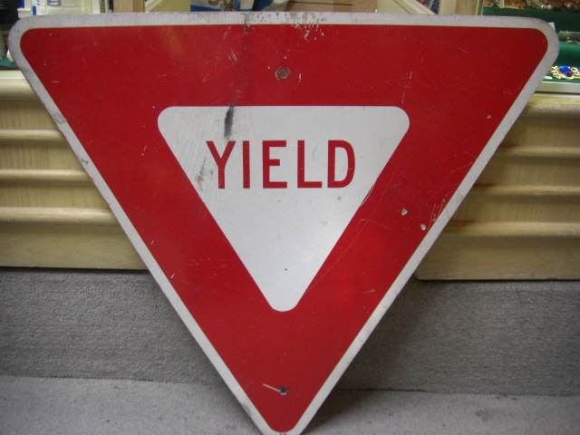 アメリカロードサイン　yield_b0176448_2194930.jpg